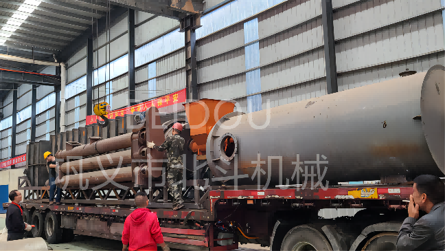 客户定制的环保型连续木屑炭化炉装车完毕发往四川