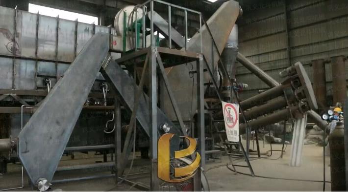 无烟连续式木屑炭化炉加工木炭的生产现场