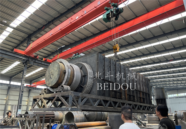 新型多功能花生壳炭化炉装车完毕,即将发往广西