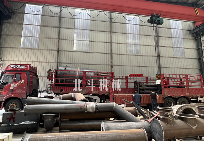 新型无烟环保稻壳炭化炉生产线装车发往广东