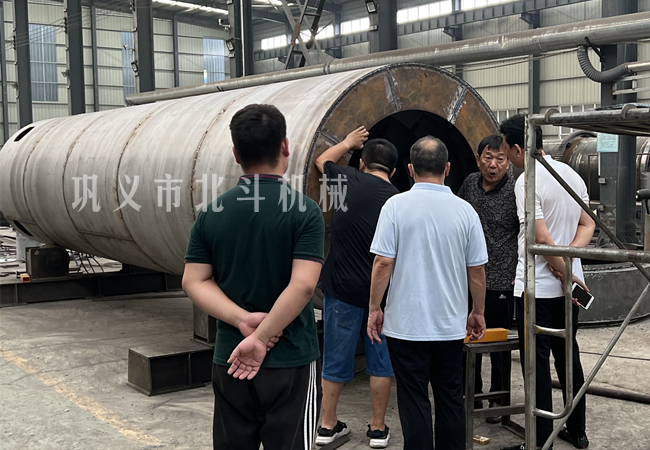客户参观木材炭化炉生产制造现场