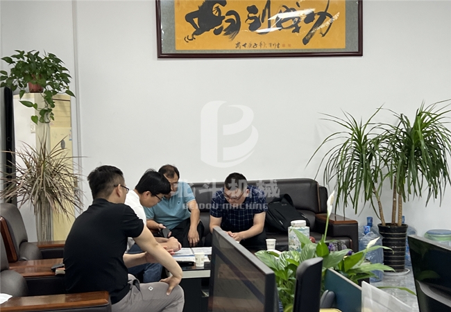 山东客户来我公司了解玉米秸秆炭化炉