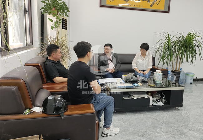 印尼客户来北斗机械考察炭化炉设备,洽谈业务合作