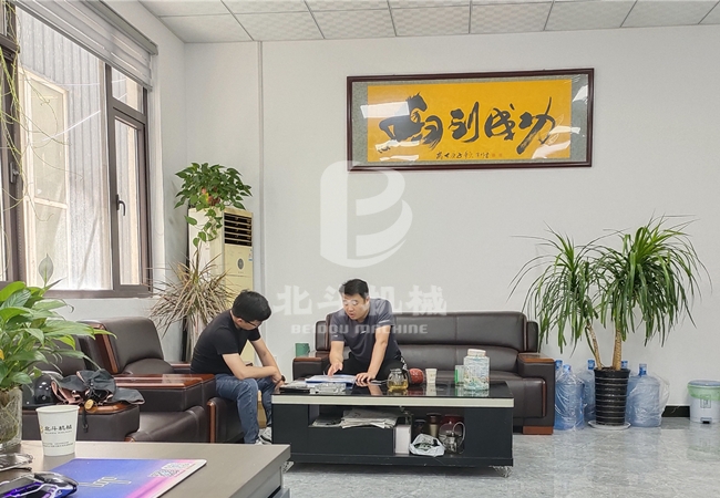 云南客户来我厂了解稻壳炭化炉的原理和实际使用情况