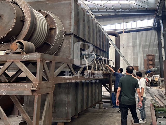 秸秆炭化炉成功吸引客户前来考察