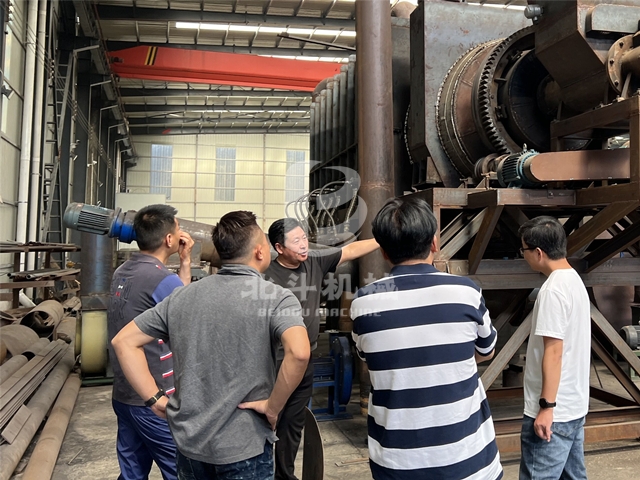 台湾客户访问北斗机械考察无烟垃圾炭化炉