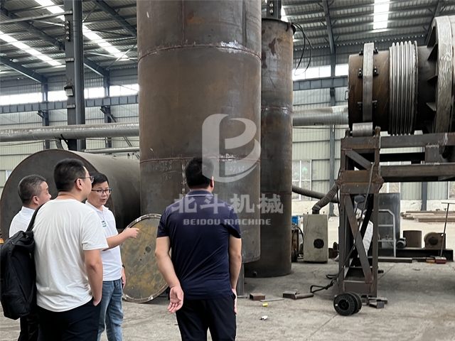 客户在车间考察生物质连续炭化炉