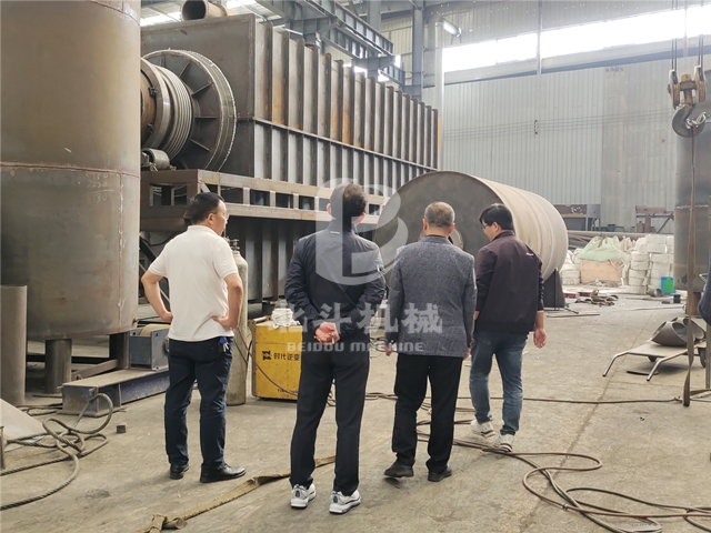 韩国工业考察团在巩义北斗参观炭化炉生产车间