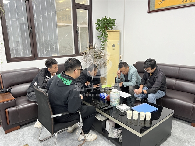 打造高标准的麻杆炭化炉,广东客户慕名而来