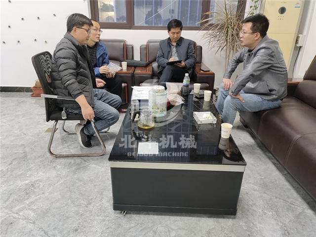 杏壳炭化炉产量高增效益,吸引山西客户前来考察