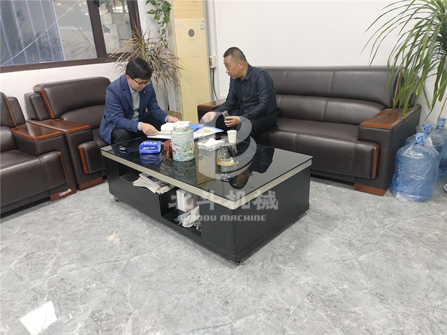 客户对我公司全自动稻壳炭化炉的实地考察和产品评价