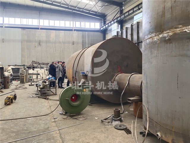 河北客户观看核桃壳炭化炉制造现场