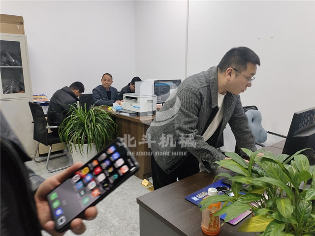 节能的连续式枣核炭化炉为客户的考察之旅画上句号