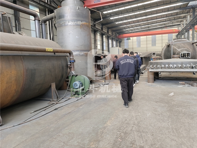 河北客户莅临我们北斗机械考察杏壳炭化炉