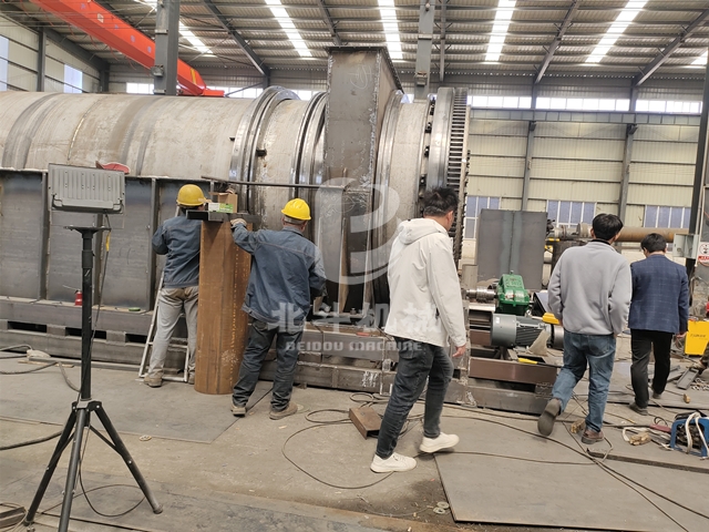广东客户带着浓厚的兴趣深入考察锯末炭化炉制造车间