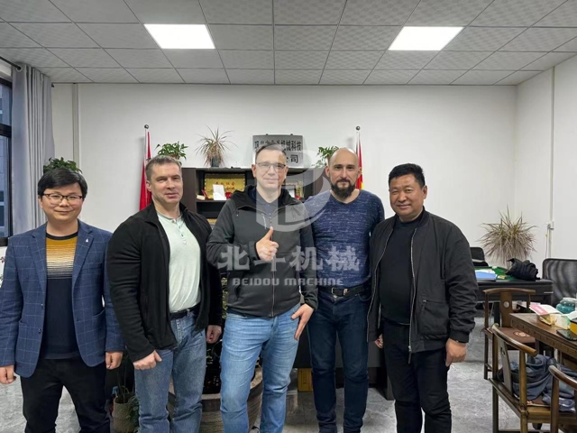 俄罗斯客户到访北斗机械考察连续式炭化炉