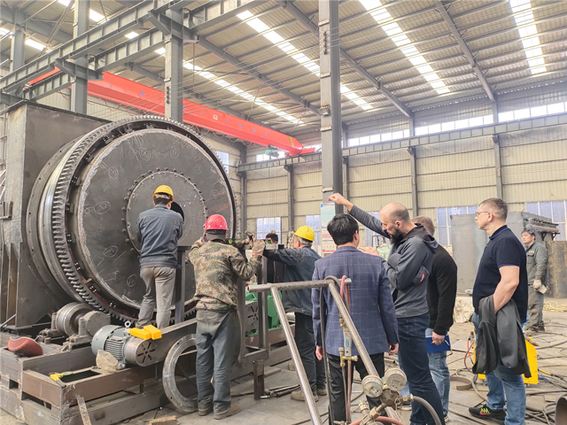 全球瞩目：俄罗斯客户来访考察多功能连续炭化炉