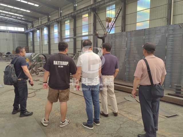 张经理带领韩国客户参观炭化炉制造并探讨合作机会