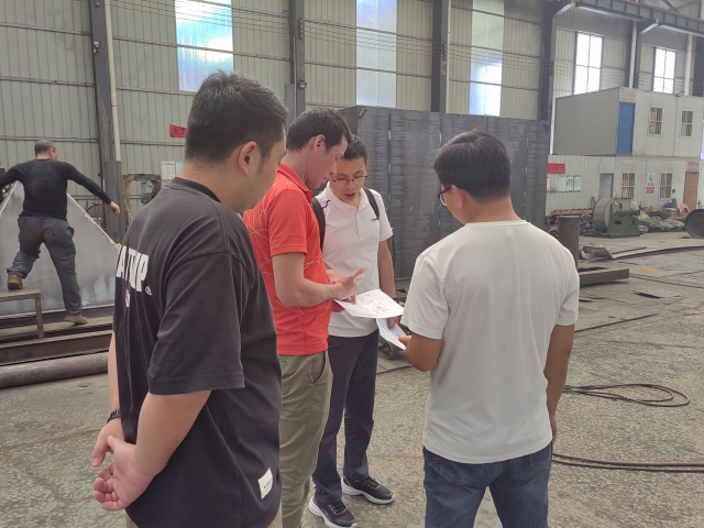 跨国交流新篇章——非洲客户参观考察炭化炉制造现场