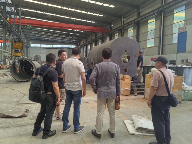 新型连续式炭化炉广受欢迎,韩国客户前来考察