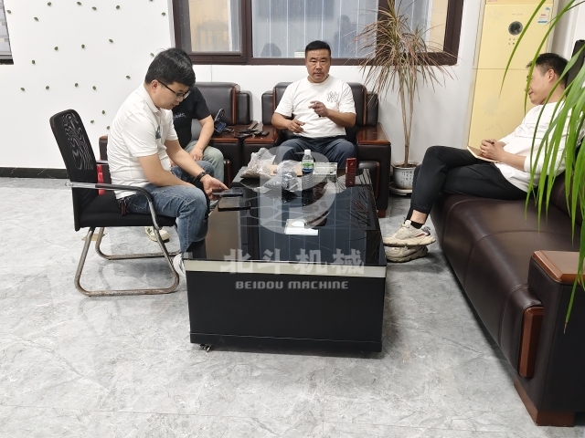 打破纸上谈兵!客户实地考察炭化炉