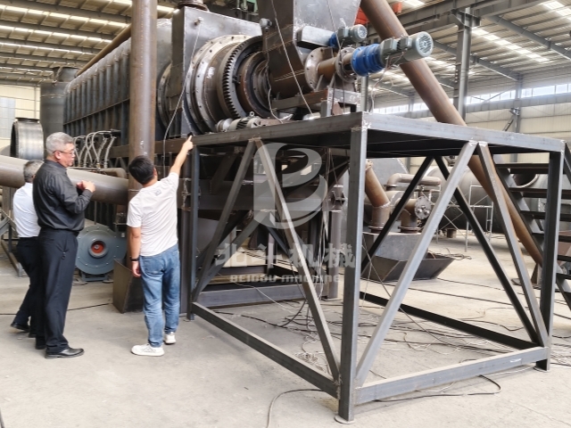 客户实地考察,深入了解炭化炉生产工艺