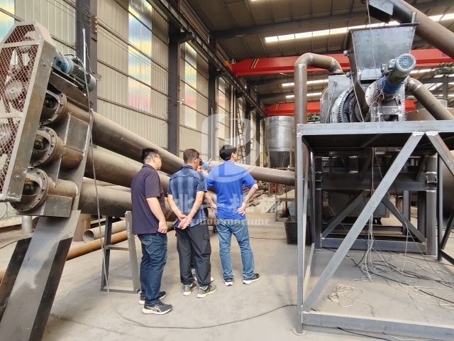5月酷热中客户来考察生物质炭化炉