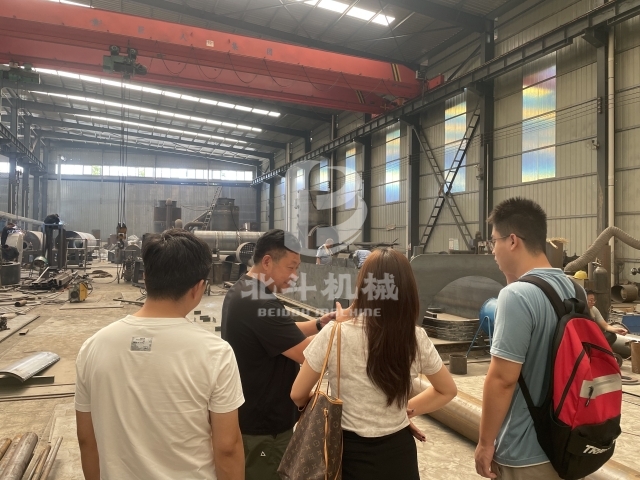 北斗机械实力引客！客户实地考察炭化炉
