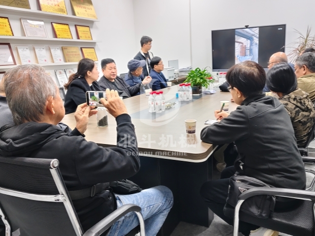 共话合作新篇!印尼考察团与北斗张总洽谈炭化炉项目