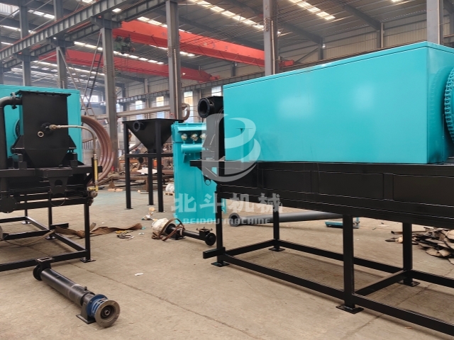 国货出海:小型炭化炉装车发往韩国