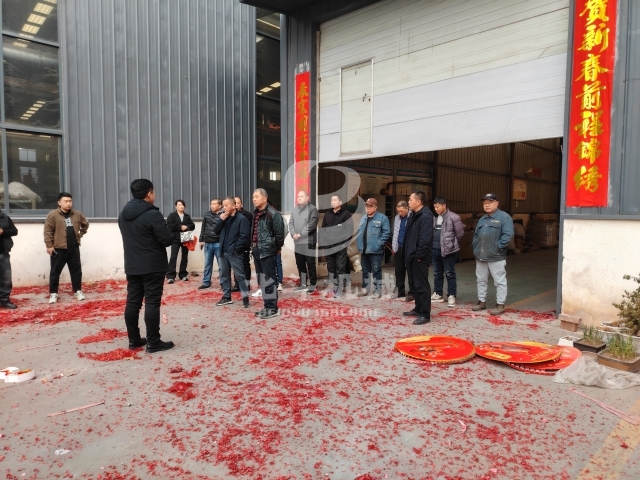 鞭炮庆复工,实干赢未来——北斗机械开工现场