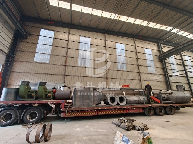 发货在即:炭化炉配套设备有序装车