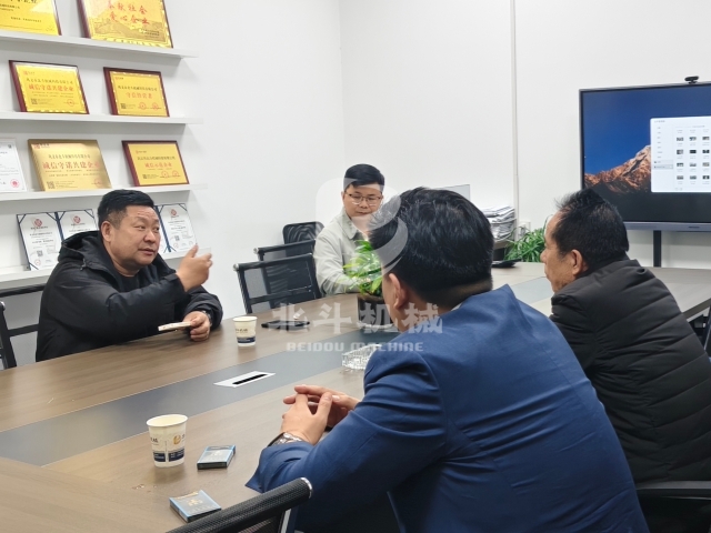 接待客户来访 详细讲解炭化炉工艺